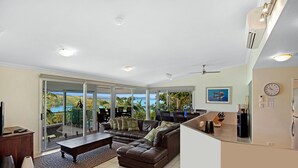 Lobby sitting area - Oasis 23 (Whitsundays)