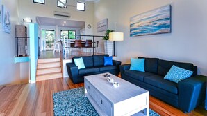 Unclassified image, 3 of 11, button - Panorama 15 (Whitsundays)