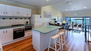 Unclassified image, 2 of 11, button - Panorama 15 (Whitsundays)