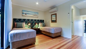 Unclassified image, 5 of 11, button - Panorama 15 (Whitsundays)