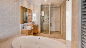 Shower, hair dryer, towels - Pavillions 24 (Whitsundays)
