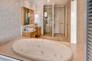 Shower, hair dryer, towels - Pavillions 24 (Whitsundays)