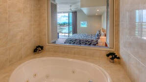 Deep-soaking bathtub - Pavillions 24 (Whitsundays)