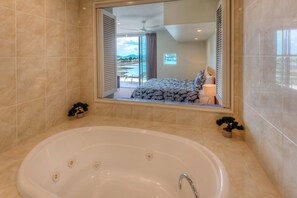 Deep soaking bathtub