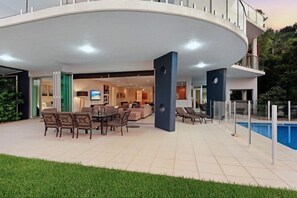 Lobby sitting area - Pavillions 7 (Whitsundays)