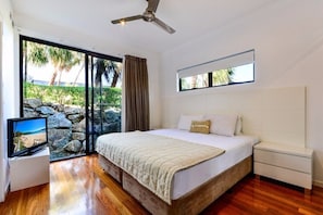 2 bedrooms, iron/ironing board, free cots/infant beds, free WiFi - Pinnacle Apartment 1 (Whitsundays)