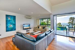 TV, DVD player - Pinnacle Apartment 2 (Whitsundays)