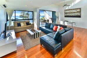 TV, DVD player - Pinnacle Apartment 2 (Whitsundays)