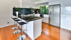 Refrigerador, microondas, horno, lavavajillas