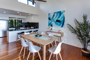 In-room dining - Pinnacle Apartment 3 (Whitsundays)