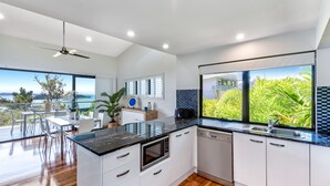 Fridge, microwave, oven, dishwasher - Pinnacle Apartment 4 (Whitsundays)