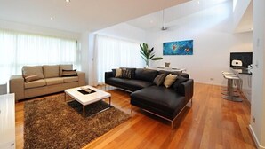 Unclassified image, 3 of 12, button - Pinnacle Apartment 6 (Whitsundays)
