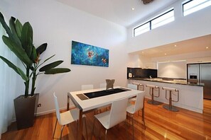 TV, DVD player - Pinnacle Apartment 6 (Whitsundays)