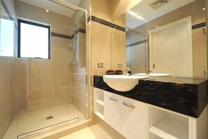 Shower, hair dryer, towels - Pinnacle Apartment 6 (Whitsundays)