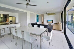 Dining - Pinnacle Apartment 7 (Whitsundays)