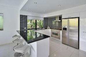 Fridge, microwave, oven, dishwasher - Pinnacle Apartment 7 (Whitsundays)