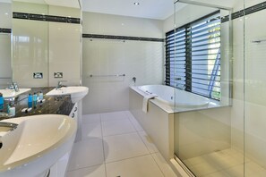 Ducha, secador de pelo, toallas