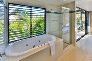 Private spa tub - Pinnacle Apartment 8 (Whitsundays)