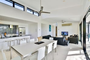 Breakfast area - Pinnacle Apartment 8 (Whitsundays)