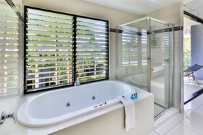 Apartment, 3 Bedrooms, Non Smoking, Kitchen | Jetted bathtub - Pinnacle Apartment 10 (Whitsundays)