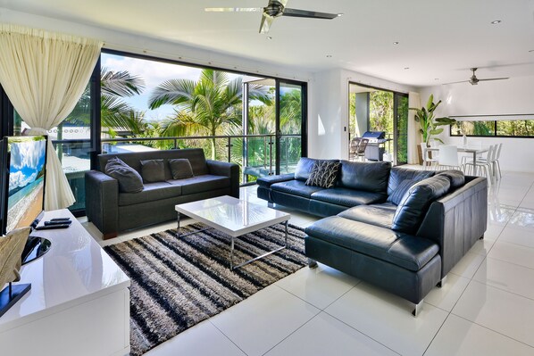 Apartment, 3 Bedrooms, Non Smoking, Kitchen | Living area