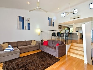 TV, DVD player - Shorelines 14 (Whitsundays)