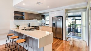Fridge, microwave, oven, dishwasher - Shorelines 26 (Whitsundays)