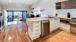 Fridge, microwave, oven, dishwasher - Shorelines 26 (Whitsundays)