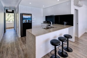 Fridge, microwave, oven, dishwasher - Whitsunday Apartment West 1002 (Whitsundays)