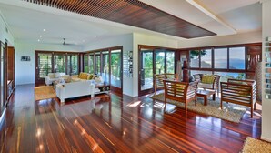 TV, DVD player - Whitsunday Waters (Whitsundays)