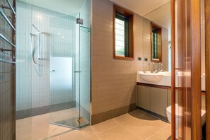 Douche, sèche-cheveux, serviettes fournies
