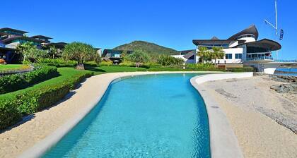 Yacht Club Villa 32