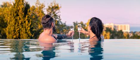 Utomhuspool och uppvärmd pool