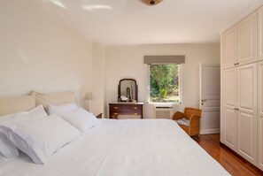 5 Schlafzimmer, Schreibtisch, schallisolierte Zimmer