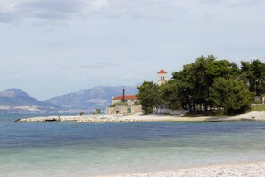 บนชายหาด, บาร์ริมหาด