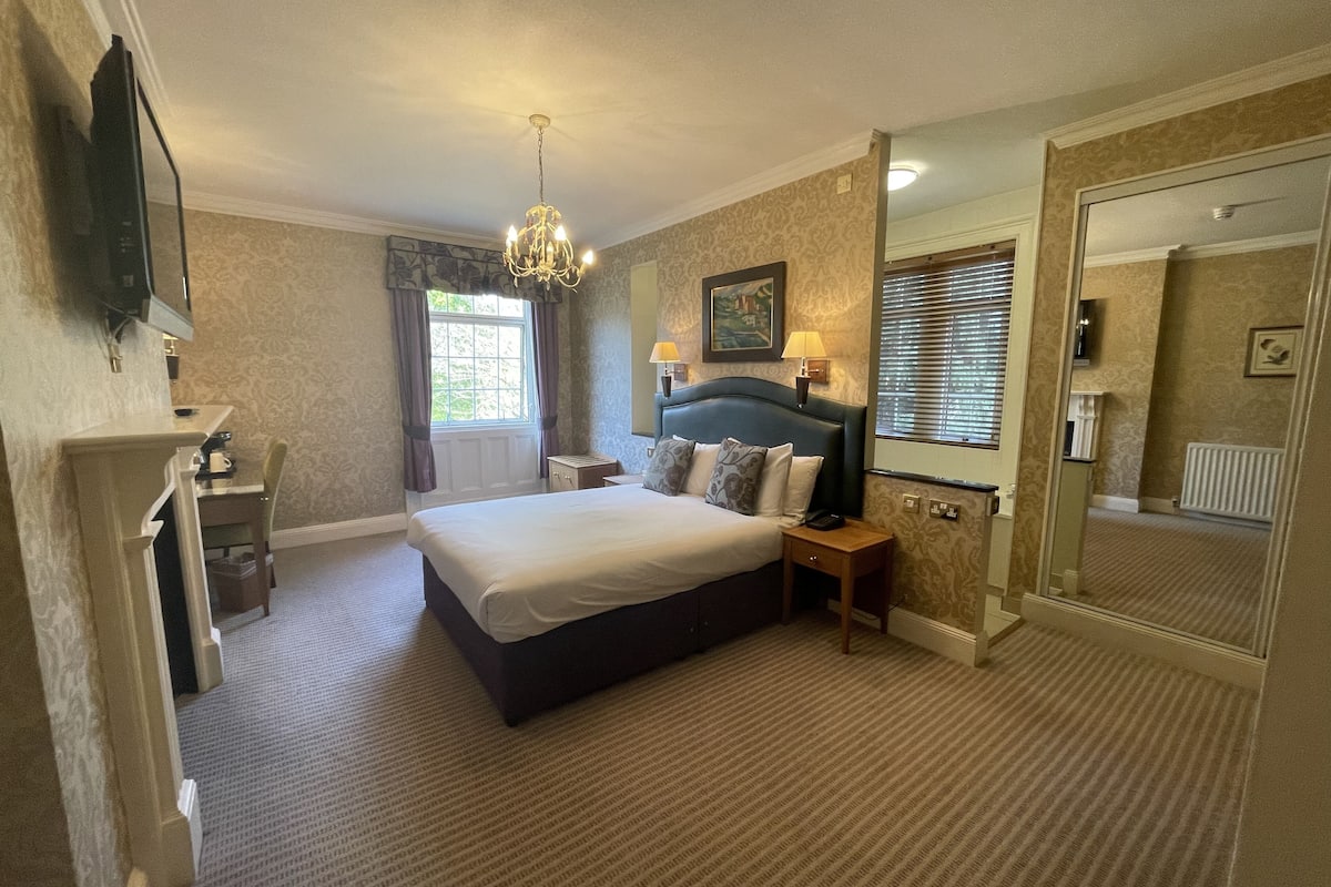 desk, iron/ironing board, free wifi, bed sheets