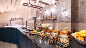 Un comptoir de buffet proposant une variété de plats et d’accompagnements.