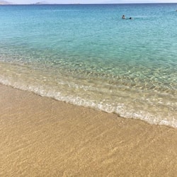 Una spiaggia nelle vicinanze, sabbia bianca, lettini da mare, ombrelloni