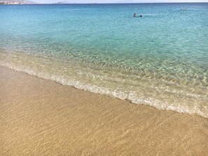 鄰近海灘、白沙、躺椅、遮陽傘
