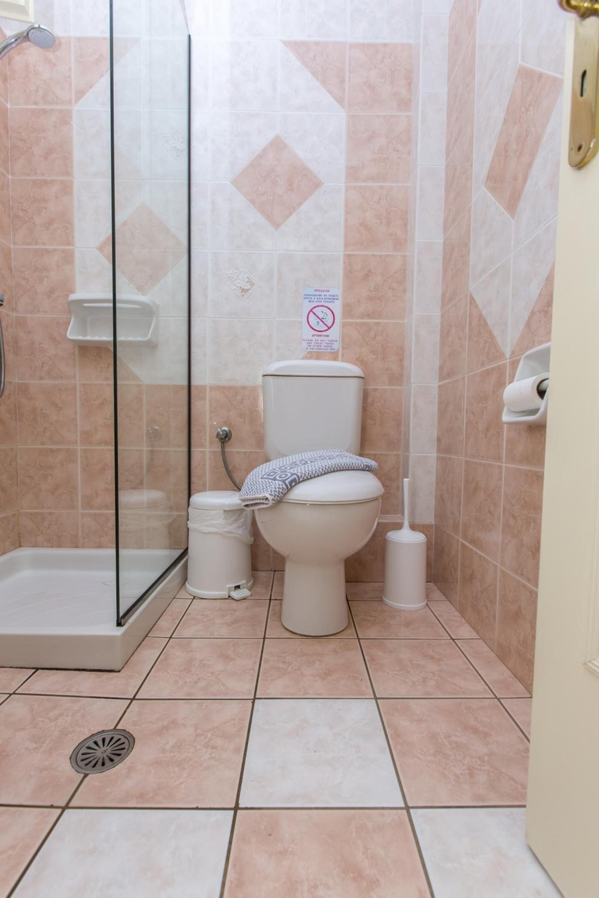 Un baño con ducha de vidrio, inodoro y bidé.