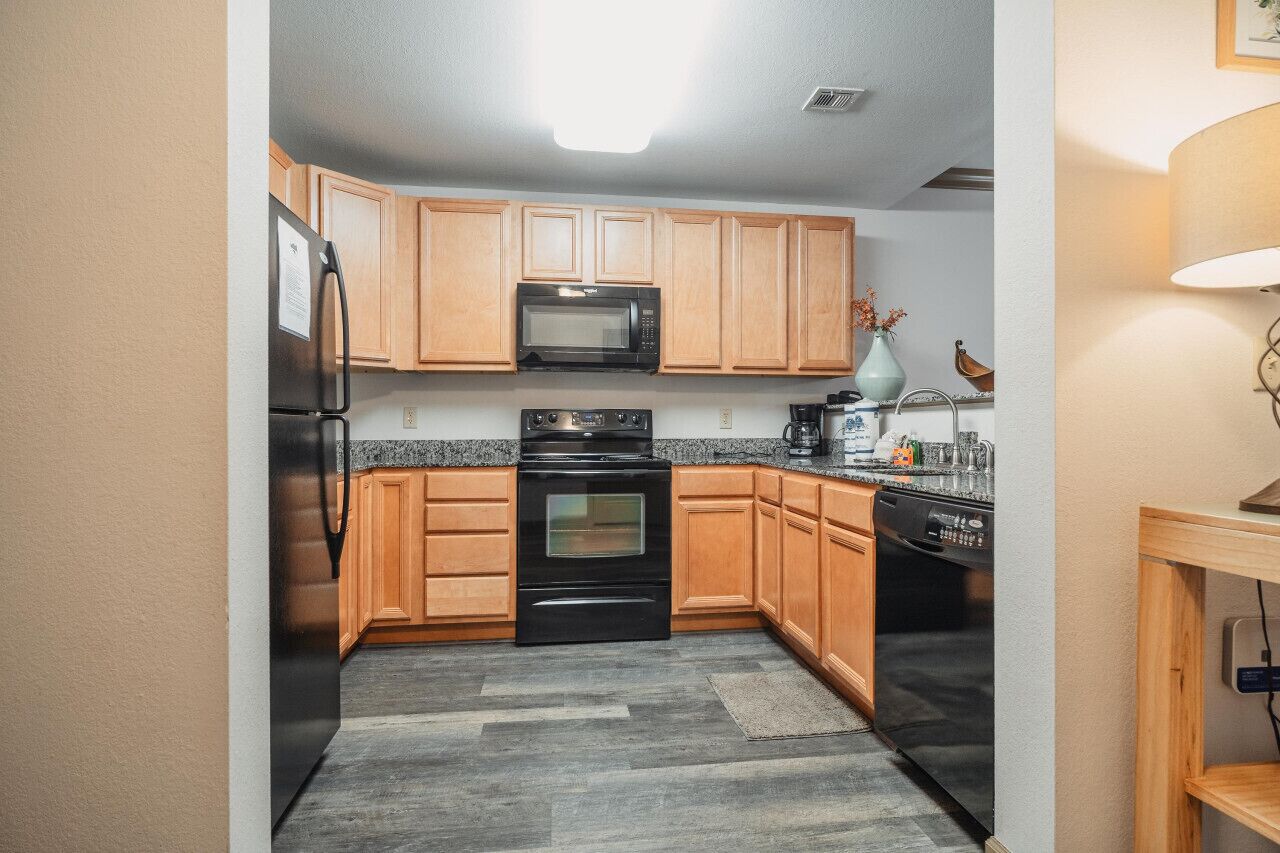 Kjøleskap, mikrobølgeovn, ovn og kokeplater