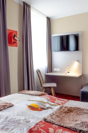 Desk, soundproofing, free WiFi, bed sheets