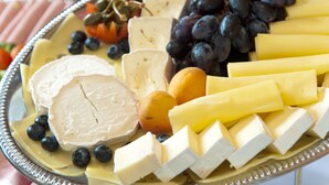 A platter of assorted cheeses, grapes, and a few oranges. - Hotel & Tafernwirtschaft zum Fischer (Dachau)