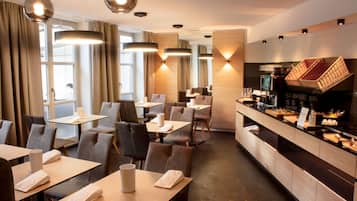 Tägliches Frühstücksbuffet (20.00 EUR pro Person)