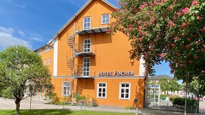A two-story building with a sign reading "HOTEL FISCHER". - Hotel & Tafernwirtschaft zum Fischer (Dachau)