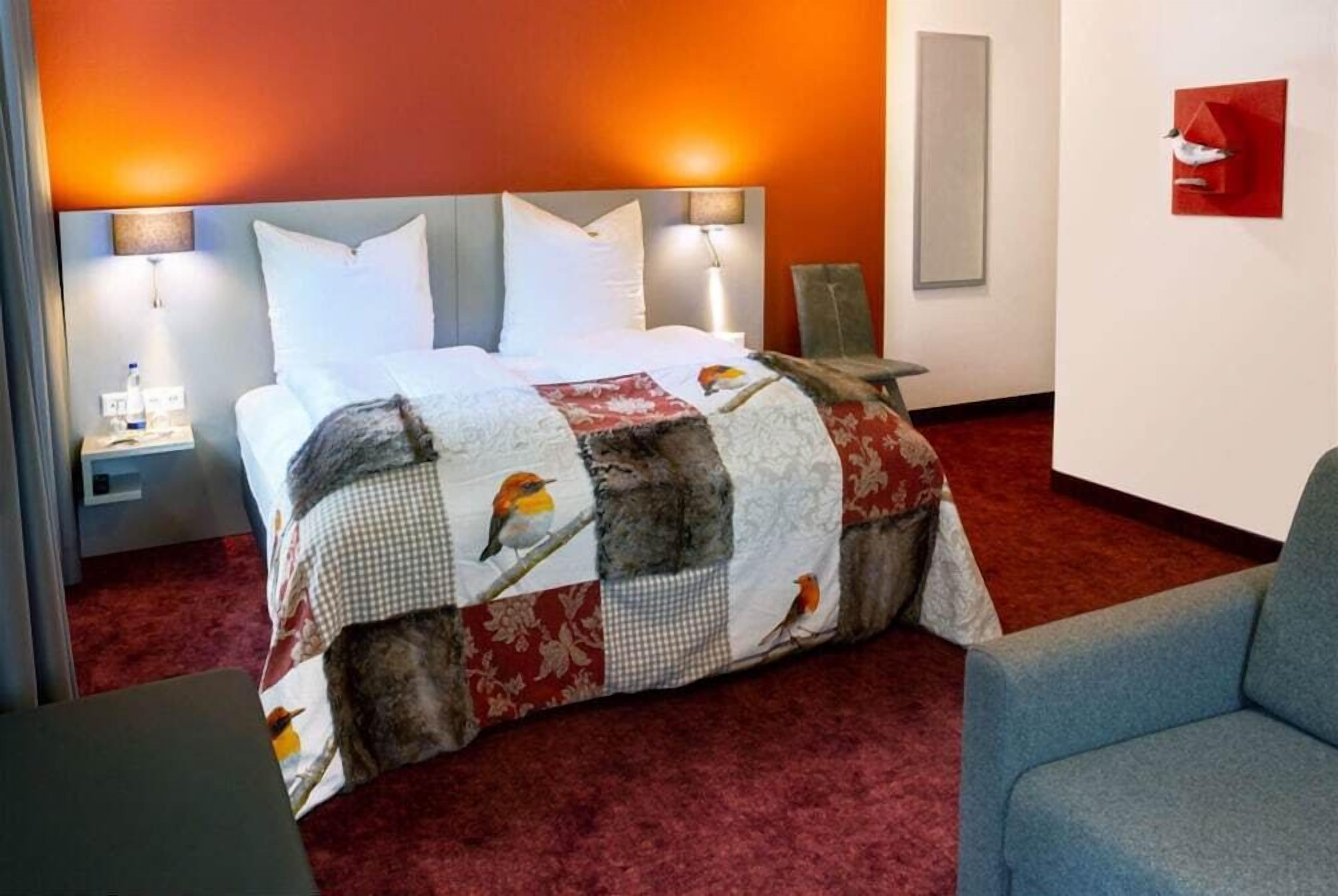 Desk, soundproofing, free WiFi, bed sheets