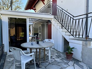 Outdoor dining - Cambo-les-Bains: Renovated T1 Bis with terrace, Wi-Fi, for 2 people (Cambo-les-Bains)
