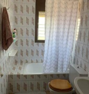Hair dryer, towels, soap, toilet paper - Holiday cottage near Blanes / Lloret. 6 px (Tordera)