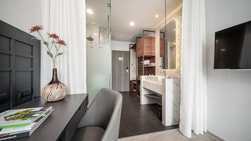 Standard Twin Room | Free minibar items, in-room safe, desk, laptop workspace