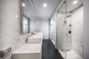 Quarto casal luxo | Banheiro | Chuveiro, chuveiro com efeito de chuva, secador de cabelo, chinelos